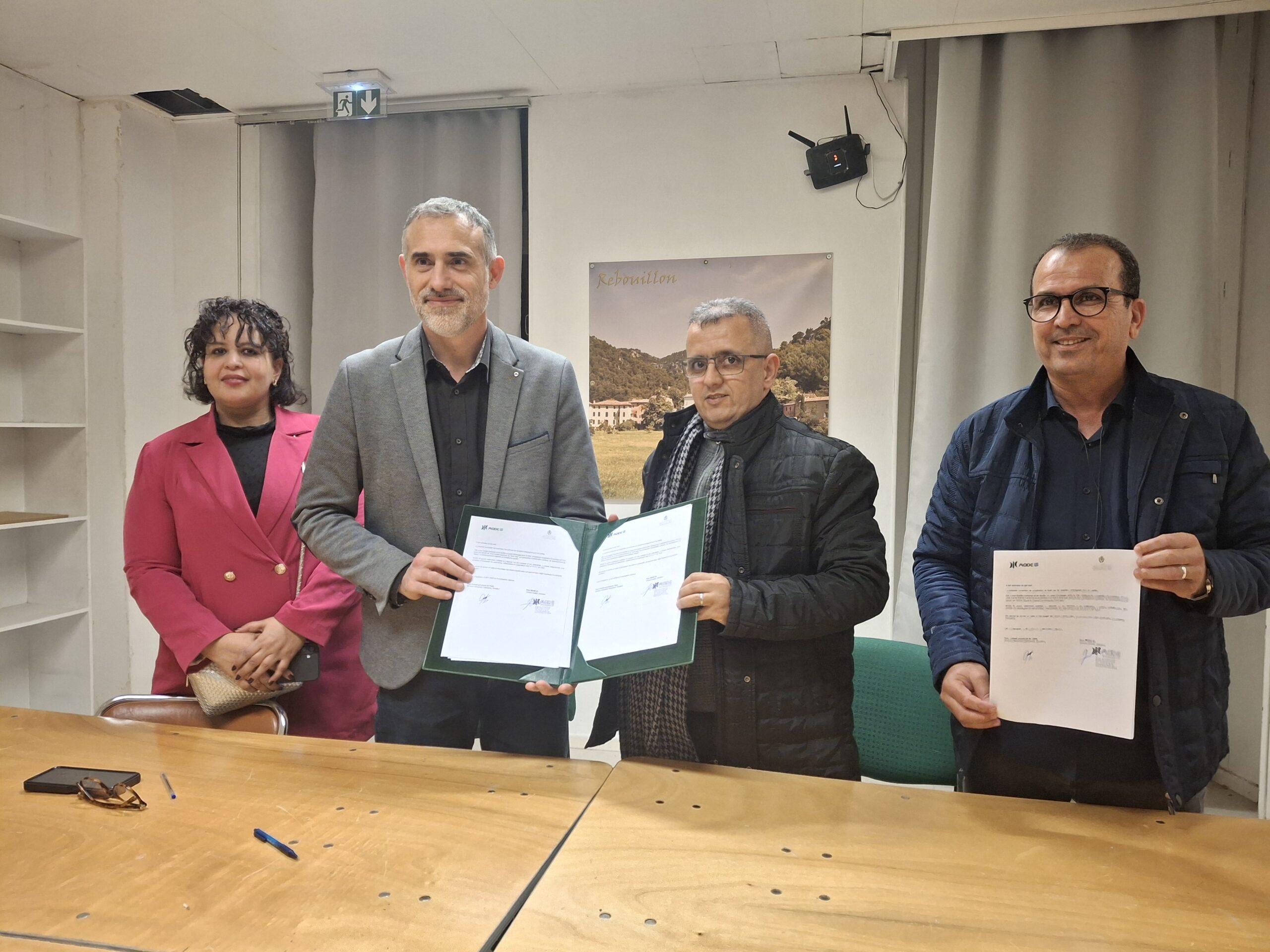 Les représentants de Tiznit et de la région Provence-AlpesCôte d’Azur lors de la signature d’une convention dédiée à l’innovation territoriale et aux dynamiques collaboratives.